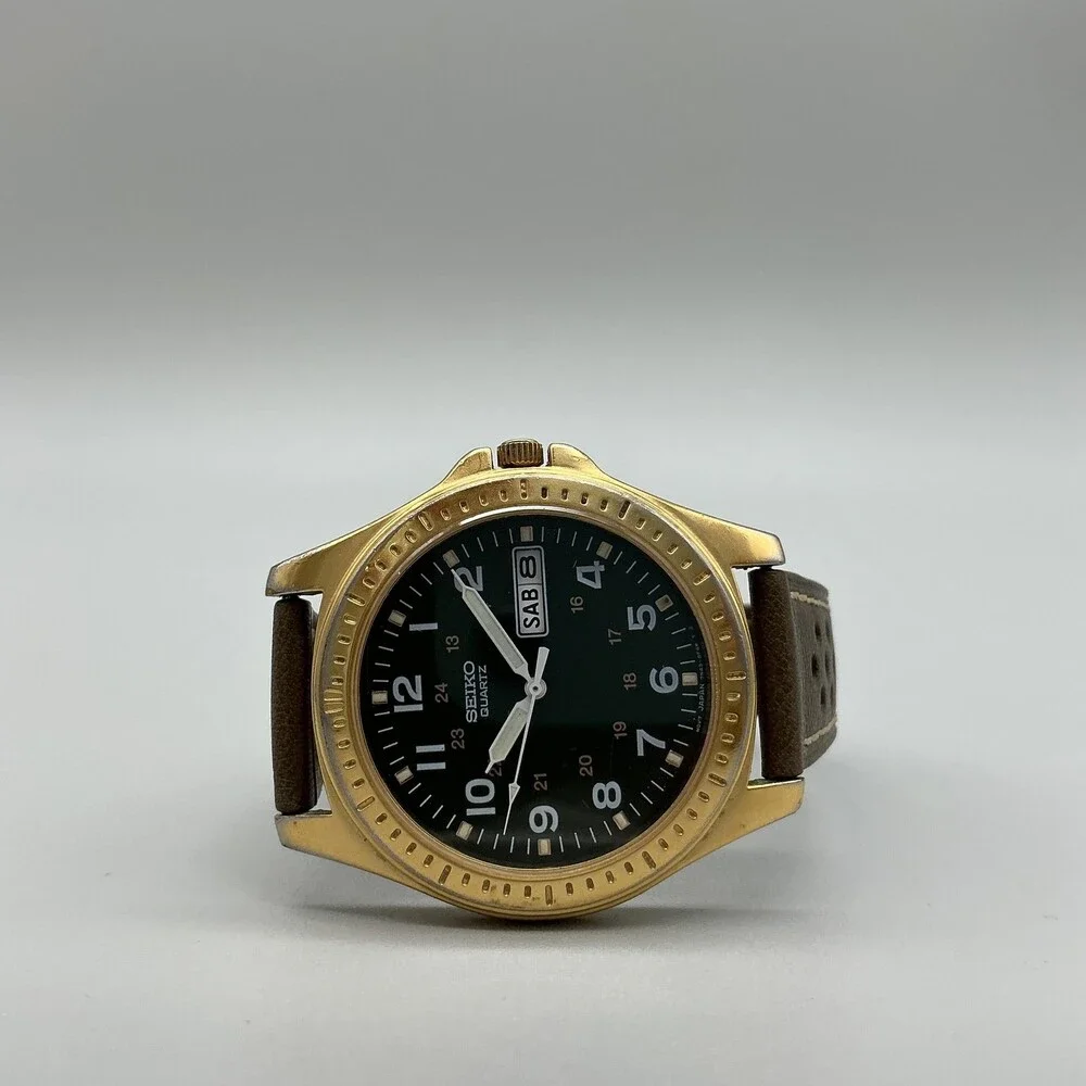 Vintage Seiko 7N43-8B09 Mens Watch 38mm Green Dial Day Date Brown Leather Quartz